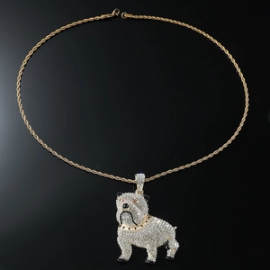 Detailopname van de bulldog-hanger met fonkelende kristallen aan een gouden touwketting
