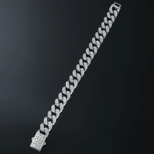 Dettaglio del bracciale a maglie cubane in argento iced out con strass trasparenti su nero