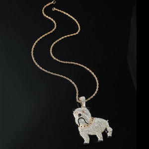 Hip hop ketting met sprankelende bulldog hanger aan een gouden gedraaide koordketting