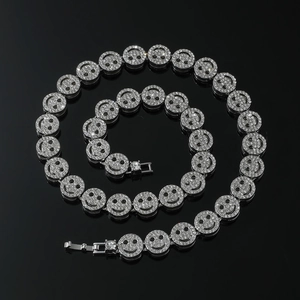 Nahaufnahme der silbernen kubanischen Kette mit eisgekühlten Smiley-Gliedern