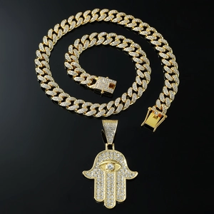 Pendentif Main de Fatma doré serti de strass avec œil sur chaîne cubaine