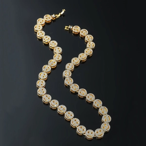 Goldene Hip-Hop-Kuban-Kette mit glitzernden Smiley-Anhängern im urbanen Streetwear-Stil