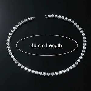 Détail du collier de 46cm avec zircons en forme de cœur et monture argentée brillante