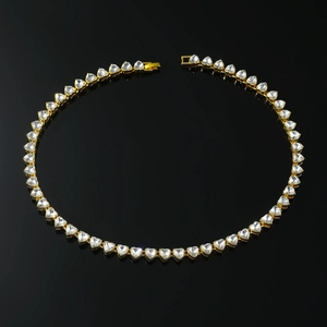 Collier hip hop plaqué or avec zircons transparents en cœur et fermoir poli brillant