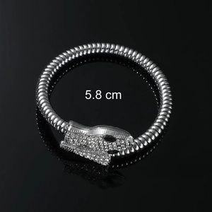 Detailaufnahme des Schlangenarmbands mit Kristallen und 5,8 cm Innendurchmesser