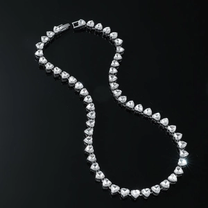 Collier hip-hop avec zircons en forme de cœur sur un fond noir avec des reflets élégants