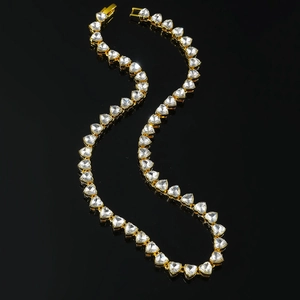 Collier hip hop doré avec une rangée de cœurs en zircone cubique transparente