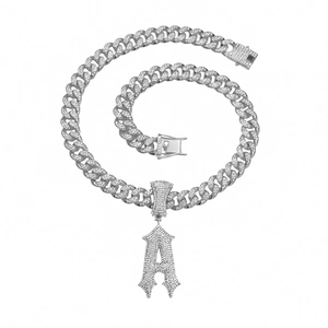 Chaîne cubaine argentée avec pendentif lettre A gothique incrusté pour style hip-hop