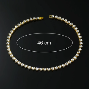 Collier ras du cou 46 cm doré avec cœurs en zircons cubiques de style hip hop
