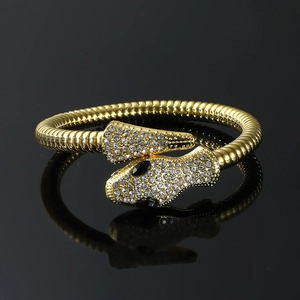 Gotisches Schlangenarmband in Gold mit glitzernden Strasssteinen und schwarzen Edelsteinaugen