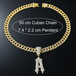 Chaîne cubaine dorée avec pendentif lettre A gothique et cristaux blancs brillants