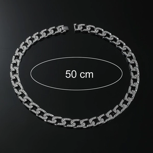 Makroaufnahme der 50 cm langen Cuban-Link-Kette mit Silberbeschichtung und funkelnden Steinen
