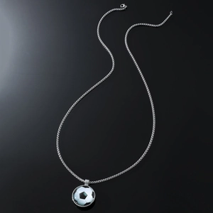 Collier hip hop avec pendentif football noir et blanc sur une chaîne argentée chic