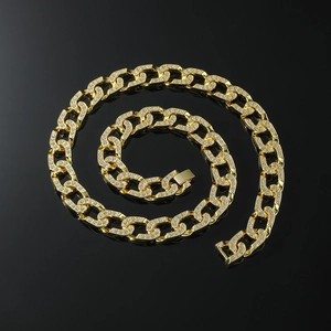 Massive vergoldete kubanische Kette mit funkelnden Zirkonia-Kristallen im Iced-Out-Look