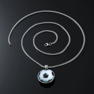 Collier hip hop pendentif ballon de football avec chaîne argentée sur fond réfléchissant