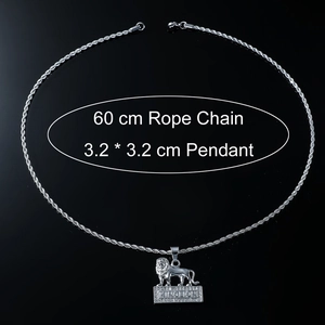 Détail du pendentif lion argenté avec gravure KINGLION et strass brillants sur chaîne torsadée