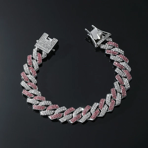 Détail d'un bracelet gourmette cubaine serti de strass roses et blancs en gros plan