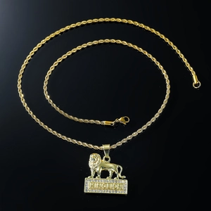 Collier lion punk pour homme avec pendentif King Lion glacé et chaîne de corde dorée