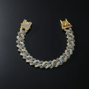 Détail d'un bracelet cubain doré avec cristaux pavés bleu et blanc et fermoir sécurisé