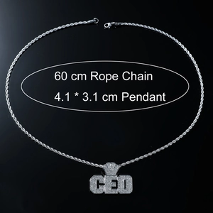 Détail du pendentif CEO argenté avec pierres serties sur une chaîne de 60cm