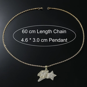 Pendentif étoile 47 hip hop serti de cristaux sur chaîne torsadée dorée 60cm