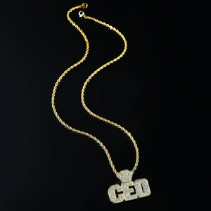 Pendentif CEO hip hop doré avec strass brillants sur une chaîne de corde torsadée