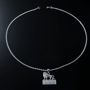 Détail du pendentif lion argenté avec gravure KING LION et incrustation de zircons brillants