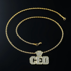 Détail du pendentif CEO serti de diamants blancs sur une chaîne torsadée dorée