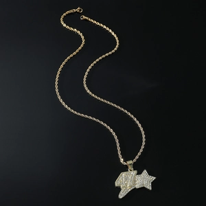 Chaîne torsadée dorée hip hop avec pendentif numéro 47 serti de cristaux brillants