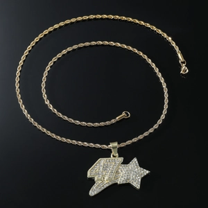 Détail macro du pendentif hip hop chiffre 47 et étoile sertie sur chaîne torsadée