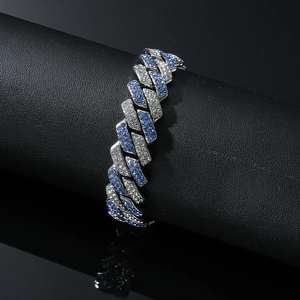 Détail du bracelet gourmette Hip Hop avec strass bleus et blancs sur cuir noir luxueux