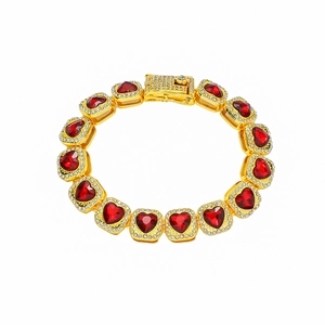 Goldenes Armband mit roten Herz-Kristallen und mikro-besetzten weißen Diamanten