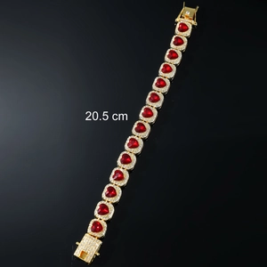 Detailansicht der goldene Gliederkette mit roten Herzsteinen und 20,5 cm Länge