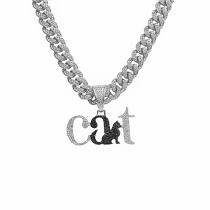 Gros plan sur le collier hip hop avec pendentif chat et strass sur une grosse chaîne cubaine