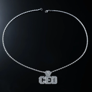 Vue détaillée du pendentif CEO argenté serti de strass avec une chaîne torsadée