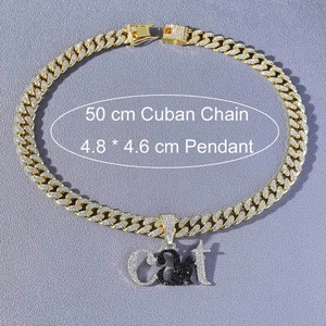 Vue détaillée du pendentif CAT serti de strass avec silhouette de chat sur chaîne gourmette