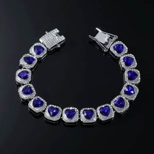 Nahaufnahme eines silbernen Armbands mit blauen Herz-Edelsteinen und Pavé-Besatz