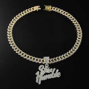 Detailansicht des Stay Humble Anhängers mit Zirkonia auf einer Gold-Cuban-Kette