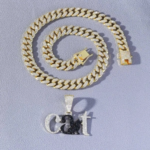 Chaîne cubaine dorée avec pendentif lettre cat étincelant pour homme style hip hop chic