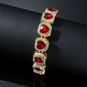 Detailaufnahme eines vergoldeten Kuba-Armbands mit herzförmigen roten Rubinen und Diamanten