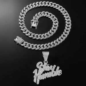 Hip-Hop-Halskette mit Stay Humble-Anhänger und glänzenden Steinen in Silber