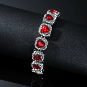 Silbernes Armband mit roten Herzsteinen auf schwarzem Display in edlem Design