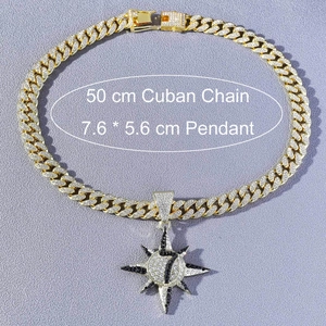 Dettaglio catena cubana hip hop dorata con ciondolo a forma di sole numero 7 con strass