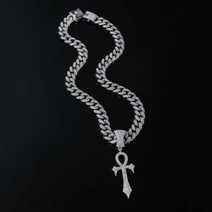 Détail du collier hip hop chaîne cubaine argentée avec pendentif croix Ankh brillante