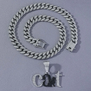 Chaîne cubaine argentée avec pendentif chat serti de cristaux blancs et noirs