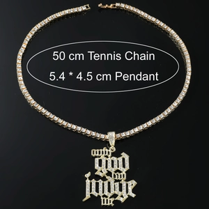 Détail du pendentif Only God Can Judge Me avec une chaîne tennis de 50cm en or