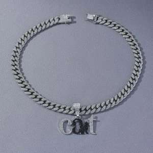 Détail du pendentif chat serti de strass sur une chaîne cubaine en argent brillant