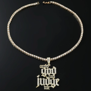 Gros plan sur la chaîne tennis dorée et le pendentif gothique 'Only God Can Judge Me'