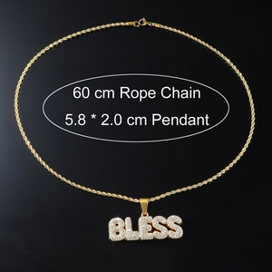 Détail du pendentif BLESS serti de strass sur une chaîne torsadée dorée de 60 cm