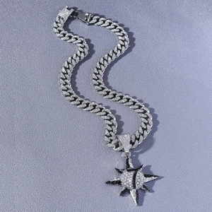 Dettaglio catena cubana hip-hop argento con ciondolo a sole numero 7 con strass